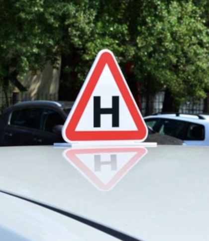 З 4 травня в Україні змінили розпізнавальний знак навчальних автівок