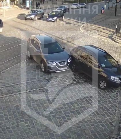 «Жінці пощастило, сантиметри»: у Льові потрапило на камеру ДТП на перехресті (відео)