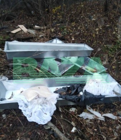 Викинули разом з іконами та пакетами: у Бєлгороді на смітнику виявили цинкові гроби