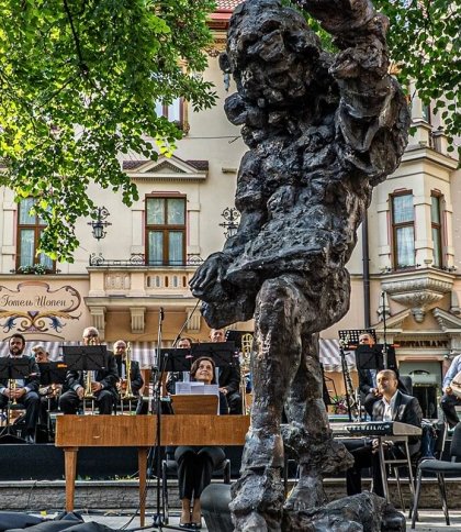 Львів'янка збирає підписи за демонтаж пам'ятника Ксаверу Моцарту