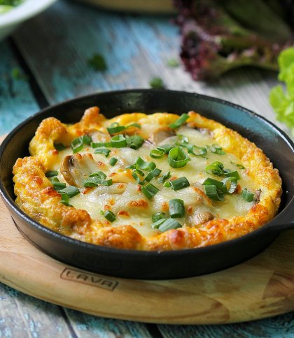 Покроковий рецепт омлету з сиром і овочами