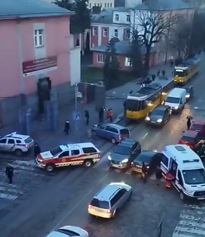 У Львові водій Opel врізався в огорожу та тимчасово заблокував рух трамваїв