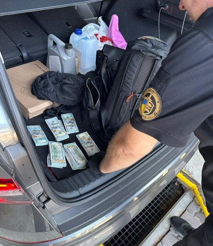 Мешканець Львівщини сховав у шкарпетках 30 тисяч доларів при виїзді за кордон