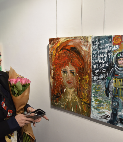 Малювати картини жінкам допомагали професійні художники, фото з сайту Львівської облради