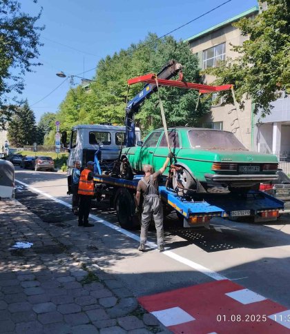 У Львові евакуювали покинуте авто біля університету