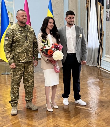 Зробив день особливим: Залужний відвідав весілля українського військового