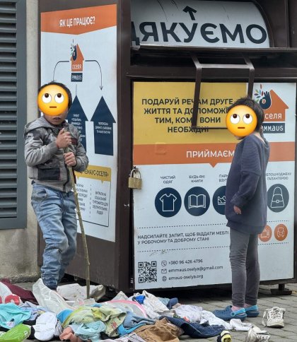 “Емаус-Оселя” забирає один з контейнерів для збору одягу у Львові через крадіжки