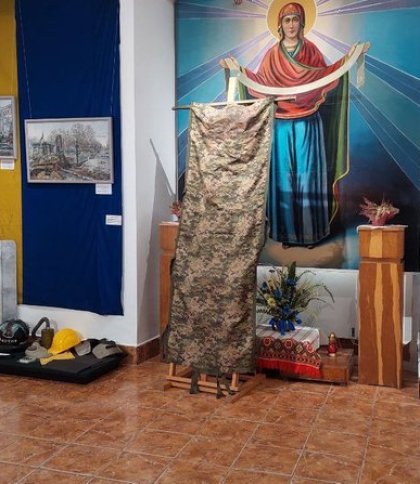 Бахмутська плащаниця: львівському музею передали ноші з фронту 