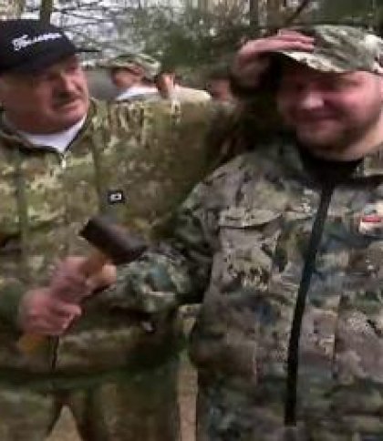«Щоб знали»: Лукашенко подарував своєму журналісту символ "вагнерівців" (відео)