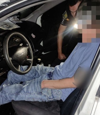 Заснув і в'їхав у бордюр: патрульні у Львові затримали п'яного водія
