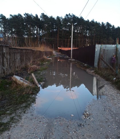 «Не пройти і не проїхати»: мешканка Брюховичів скаржиться на «озеро» посеред дороги