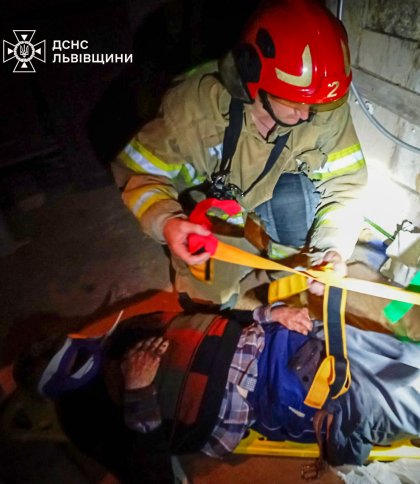 Рятувальники дістали  з підвалу  81- річного мешканця Львова