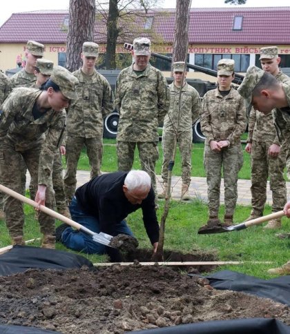 На території Національної академії сухопутних військ імені гетьмана Петра Сагайдачного висадили саджанець козацького дуба.