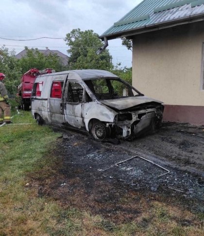 Полум'я знищило автомобіль та перекриття будинку: рятувальники ліквідували пожежу на Львівщині
