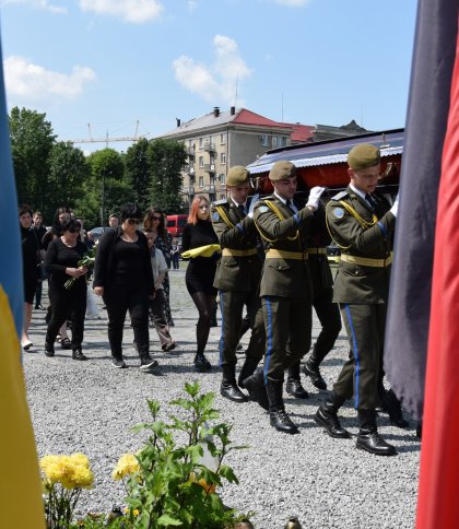 Підірвав себе гранатою, щоб росіяни не захопив радіостанцію: у Львові попрощались з героєм