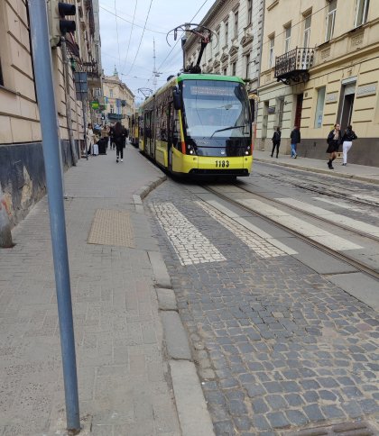 Незручність для пішоходів: львів’яни просять розширити тротуар на вулиці Івана Франка