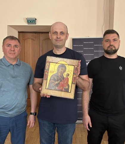 Митники передали у Маріуполь старовинну ікону: її тимчасово зберігатимуть  у Львові