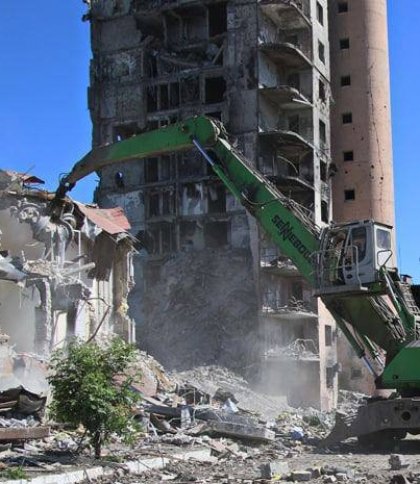 Бетон зі зруйнованих будинків разом з тілами викидають на смітник: реалії Маріуполя