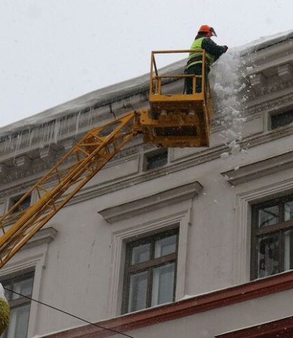 У Львові 12 альпіністів збивали бурульки з дахів