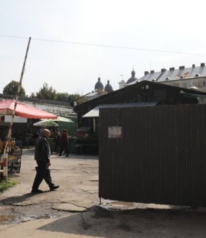 Перешкоджали руху: у центрі Львова почали демонтаж самовільно встановлених брам