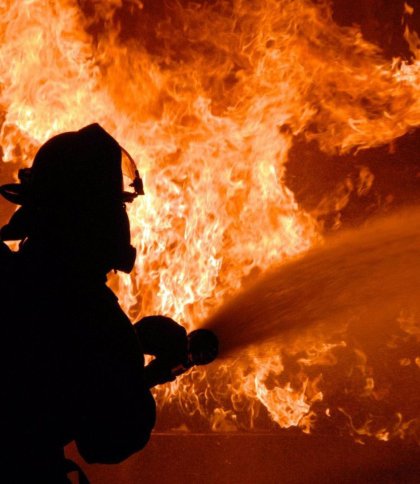 Вогонь знищив одразу два дерев’яні будинки на Львівщині: рятували людей