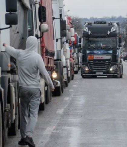 Колона вантажівок стоїть у черзі на перетин кордону