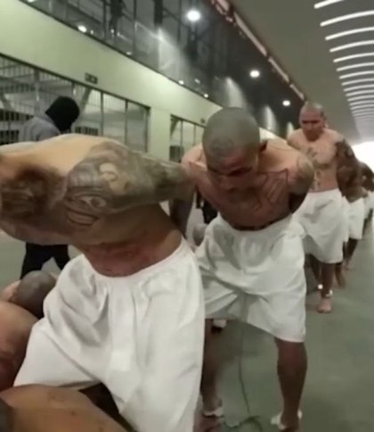«Мегав'язниця» для гангстерів: мережу вразили кадри із тюрми у Сальвадорі (відео)