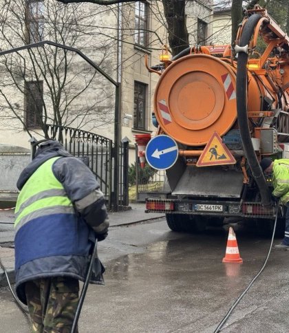 Студенти кафедри скульптури львівської Академії мистецтв забили колектор глиною