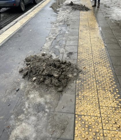 Покриті льодом та брудом: львів’яни скаржаться на захаращені зупинки громадського транспорту