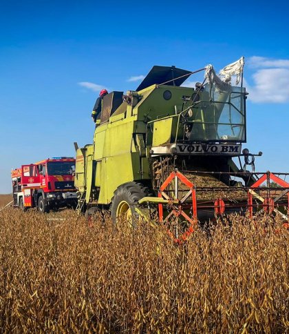 На Яворівщині під час збору врожаю посеред поля загорівся комбайн