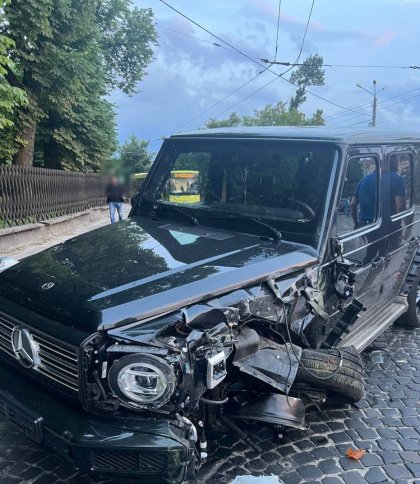 У Львові п'яний водій Mercedes спровокував ДТП з автобусом: деталі аварії