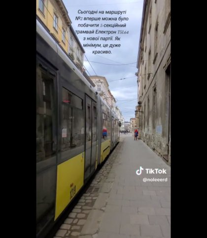 У Львові на маршрут виїхав новий п’ятисекційний трамвай (відео)