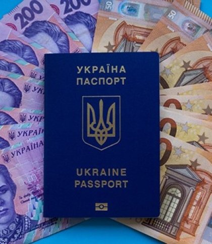 Українці у Латвії зможуть обміняти готівкову гривню на євро — НБУ