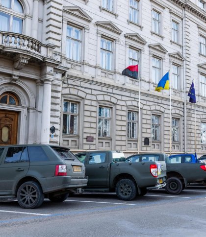 На Львівщині волонтери з Британії передали ще 35 позашляховиків для військових