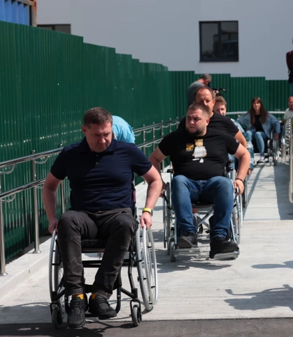 Екскурсія на кріслах колісних: у Львові підприємці та можновладці відчули з чим щодня стикаються люди з інвалідністю