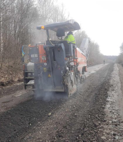 На Стрийщині розпочали ремонтувати дорогу: мешканців області просять обмежити рух 