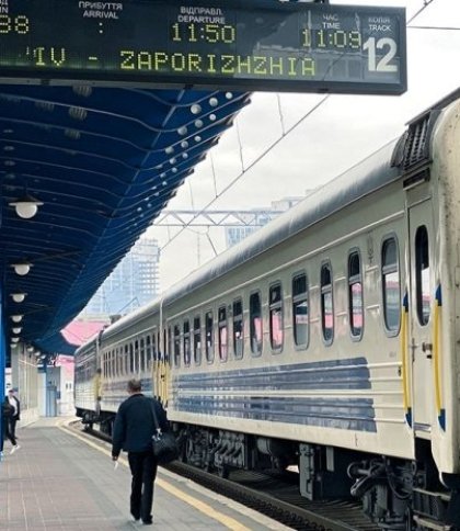 Укрзалізниця на свята додала вагони до поїздів на Львівщину