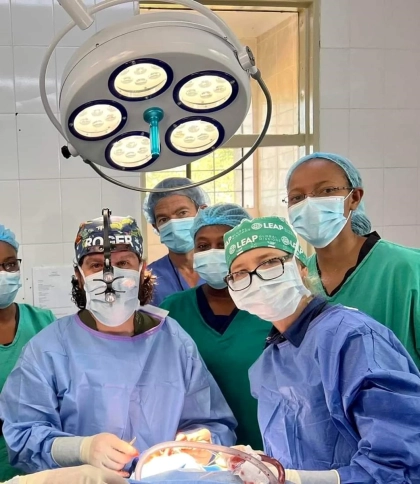 Під час місії в ЗІмбабве лікарі з “Охмадиту” прооперували пацієнтку з патологією на обличчі