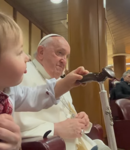 Маленький українець відібрав у Папи Римського Франциска палицю, щоб погратись: мережу розчулило відео