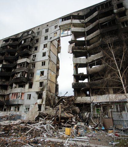 Зруйнована багатоповерхівка в Бородянці, фото Дмитра Ларіна