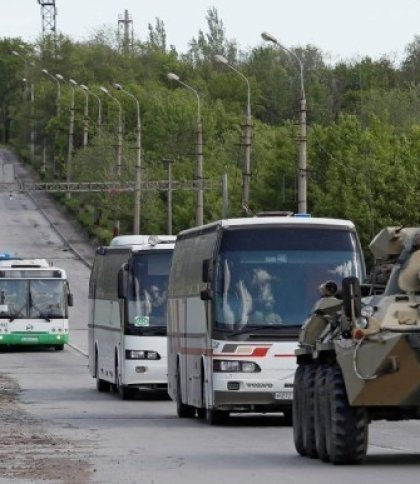 З "Азовсталі" виїхало мінімум 7 автобусів з українськими захисниками під конвоєм окупантів – Reuters