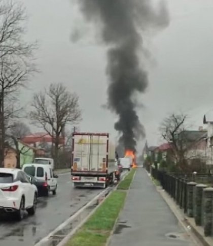 У Стрийському районі посеред дороги загорілась вантажівка