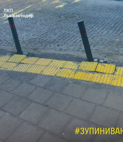 У Львові вандали пошкодили антипаркувальні стовпці й тактильну плитку (фото)