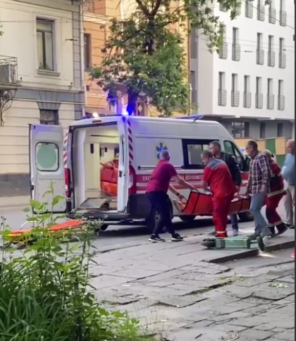 У Львові 17-річну дівчину госпіталізували після падіння з електросамоката