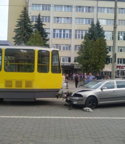 У Львові водій під наркотиками врізався у трамвай та втік