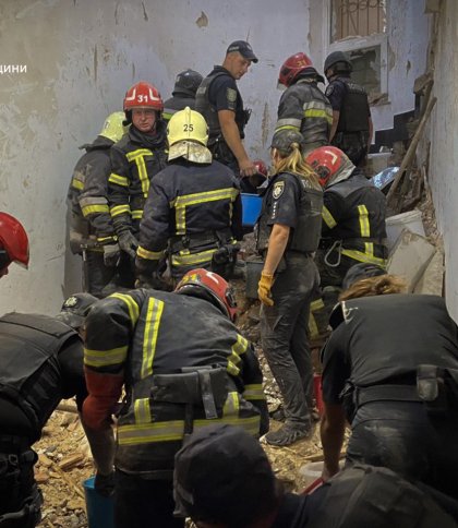 130 рятувальників шукають людей під завалами на місцях влучань у Львові