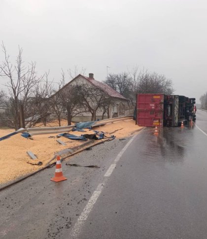 На трасі Львів — Шегині перекинувся зерновоз: рух ускладнений