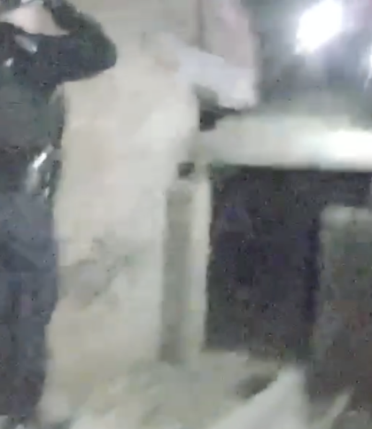 У Львові патрульним довелось діставати пʼяну підлітку з закинутої будівлі