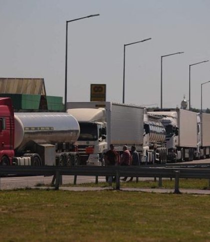 На кожному ПП облаштують тимчасові стоянки для відстою: очільник Львівщини прокоментував черги з вантажівок на кордоні