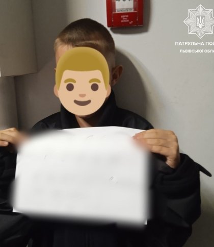 Був вночі напівголий біля фонтану: львівські патрульні повернули дитину, яку батьки розшукували кілька годин